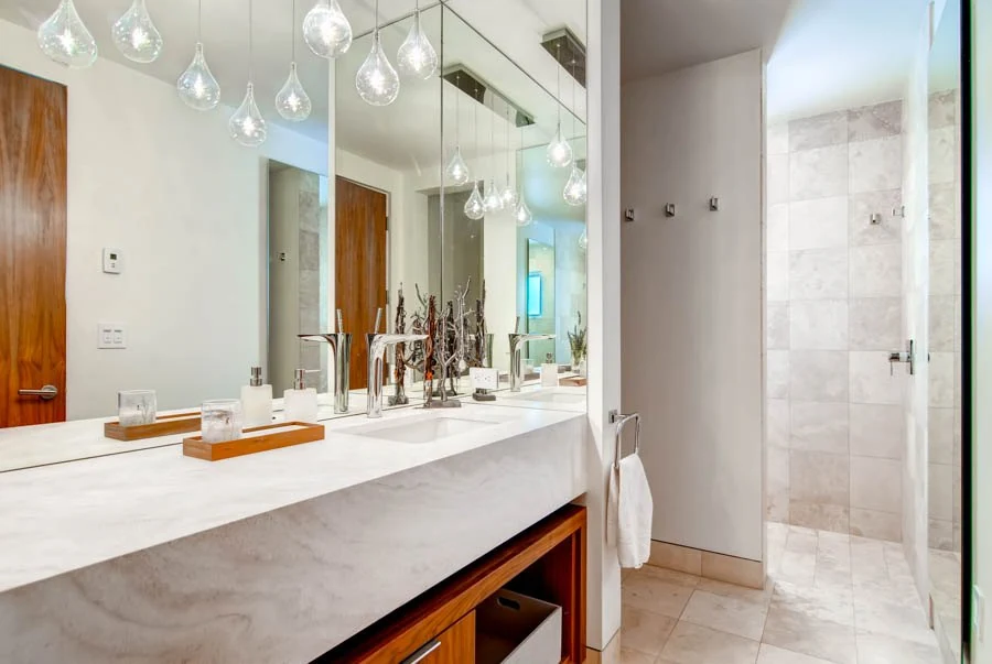 Stone-finished bathroom